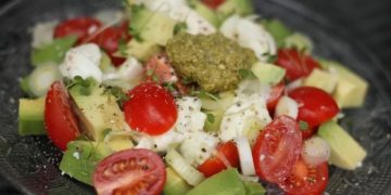 Avocado Tomaten Salat mit Pesto und Mozzarella