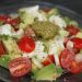 Avocado Tomaten Salat mit Pesto und Mozzarella