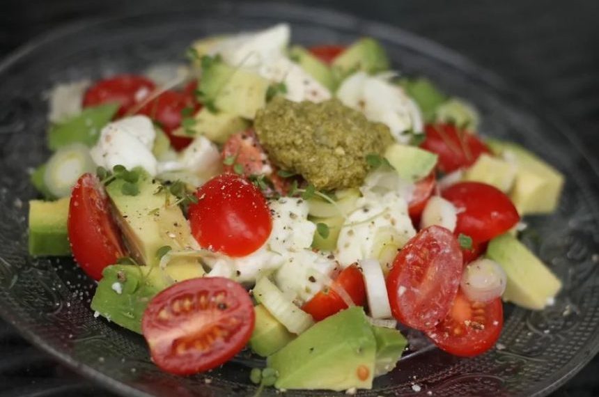 Avocado Tomaten Salat mit Pesto und Mozzarella