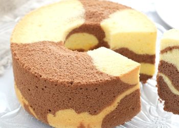 Marmorierter Biskuitkuchen