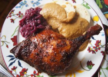 Entenkeule mit Knödeln und gebackenen Karotten