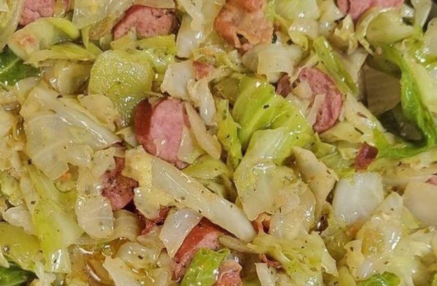 Gebratener Kohl mit Speck, Zwiebeln und Knoblauch