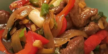 Chinesisches Rindfleisch mit Zwiebeln und Paprika