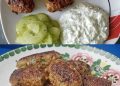 Türkische Hackröllchen mit Gurkenjoghurt und Salat