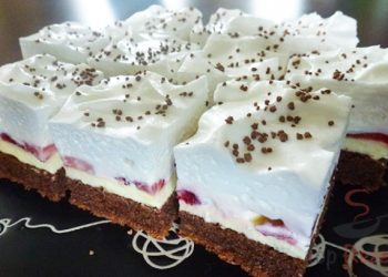 Schokoladenkuchen mit Erdbeeren, Vanillecreme und Schlagsahne