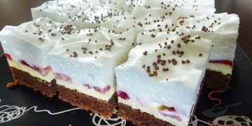 Schokoladenkuchen mit Erdbeeren, Vanillecreme und Schlagsahne