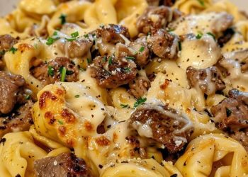 Cheesesteak Tortellini in reichhaltiger Provolone-Sauce
