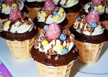 Kleine Kuchen im Waffelbecher