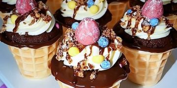 Kleine Kuchen im Waffelbecher