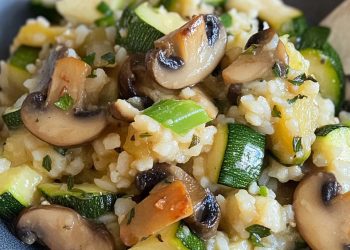 Reis mit Champignons und Zucchini in der Pfanne. Ein einfaches und leckeres Rezept.