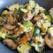 Reis mit Champignons und Zucchini in der Pfanne. Ein einfaches und leckeres Rezept.