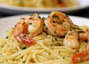 Genießen Sie Zitronenspaghetti mit Kräutergarnelen – Ein köstliches Rezept