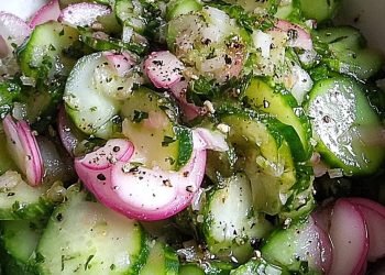 Gurkensalat mit Essig und Öl