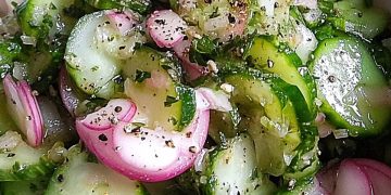 Gurkensalat mit Essig und Öl