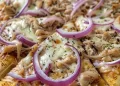 Thunfisch Pizza mit roten Zwiebeln
