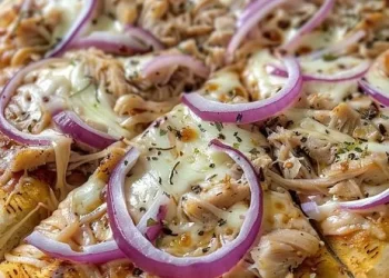 Thunfisch Pizza mit roten Zwiebeln