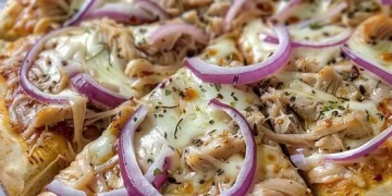 Thunfisch Pizza mit roten Zwiebeln