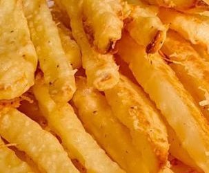 Überbackene Parmesan-Kartoffel-Pommes: Ein knuspriger, käsehaltiger Genuss