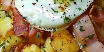 Bratkartoffeln Mit Wurst Und Spiegelei