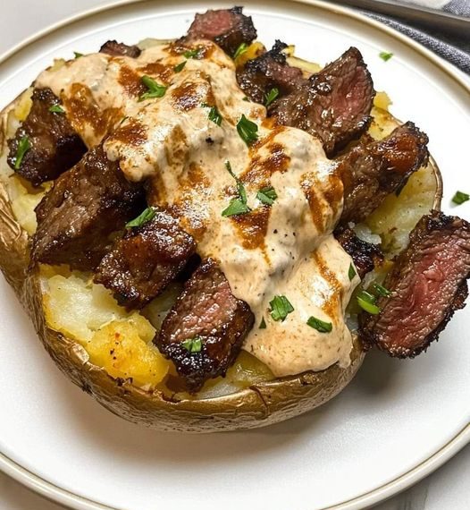 Gefüllte Ofenkartoffel mit Steakhäppchen