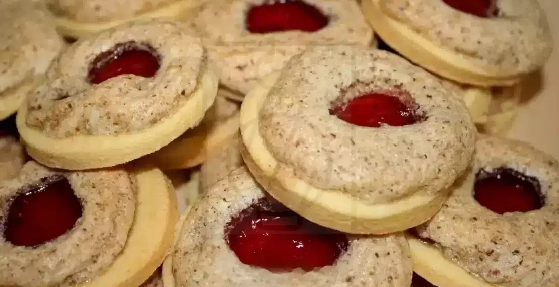 Rezept für feine Kekse mit Marmelade und Wallnuss-Schnee