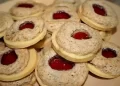 Rezept für feine Kekse mit Marmelade und Wallnuss-Schnee